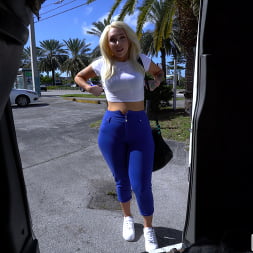 Stripper con gran trasero se da un paseo