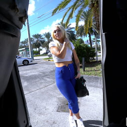 Stripper con gran trasero se da un paseo