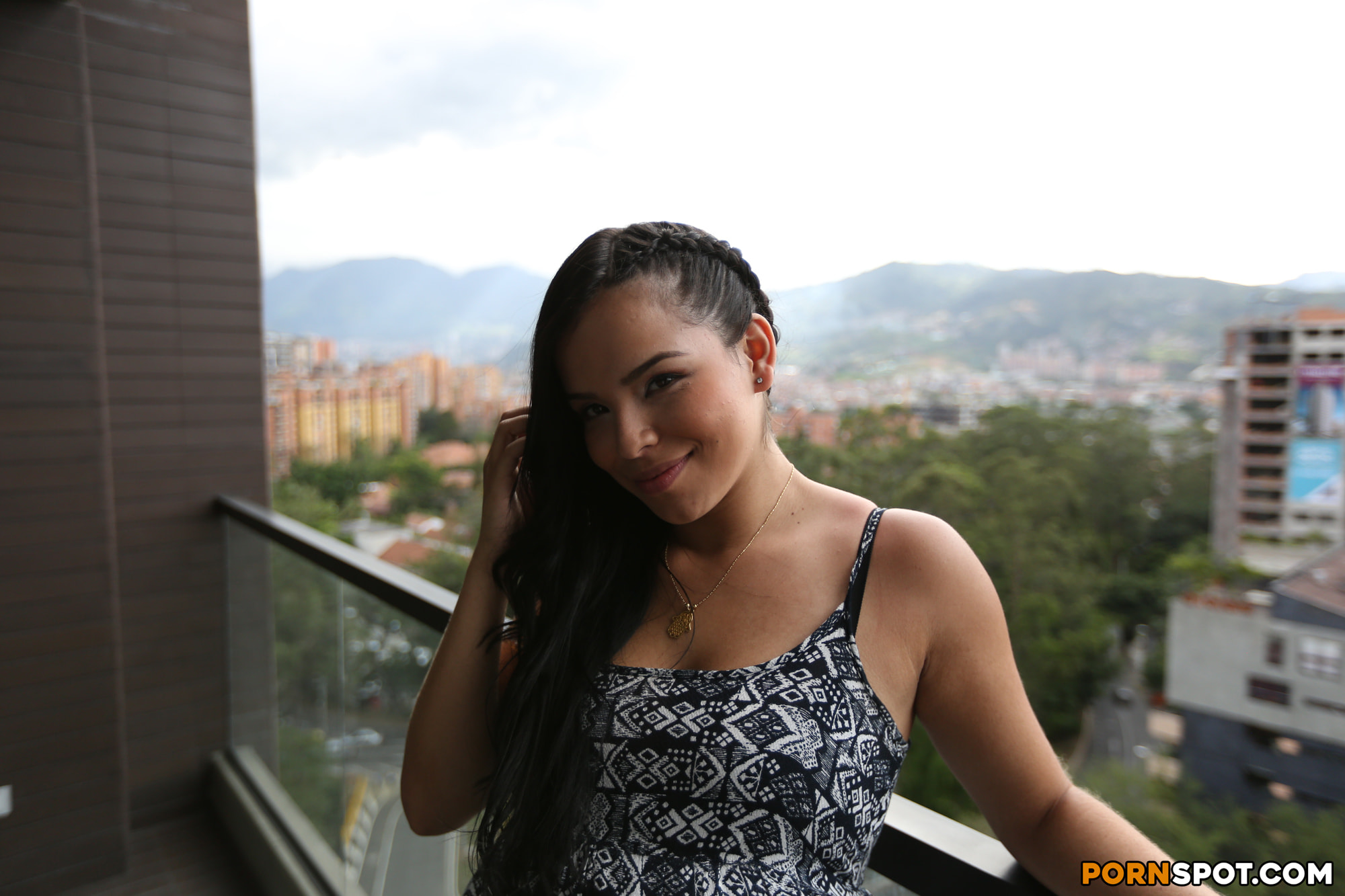 La ardiente colombiana Alisson tiene su propia publicación en el blog.