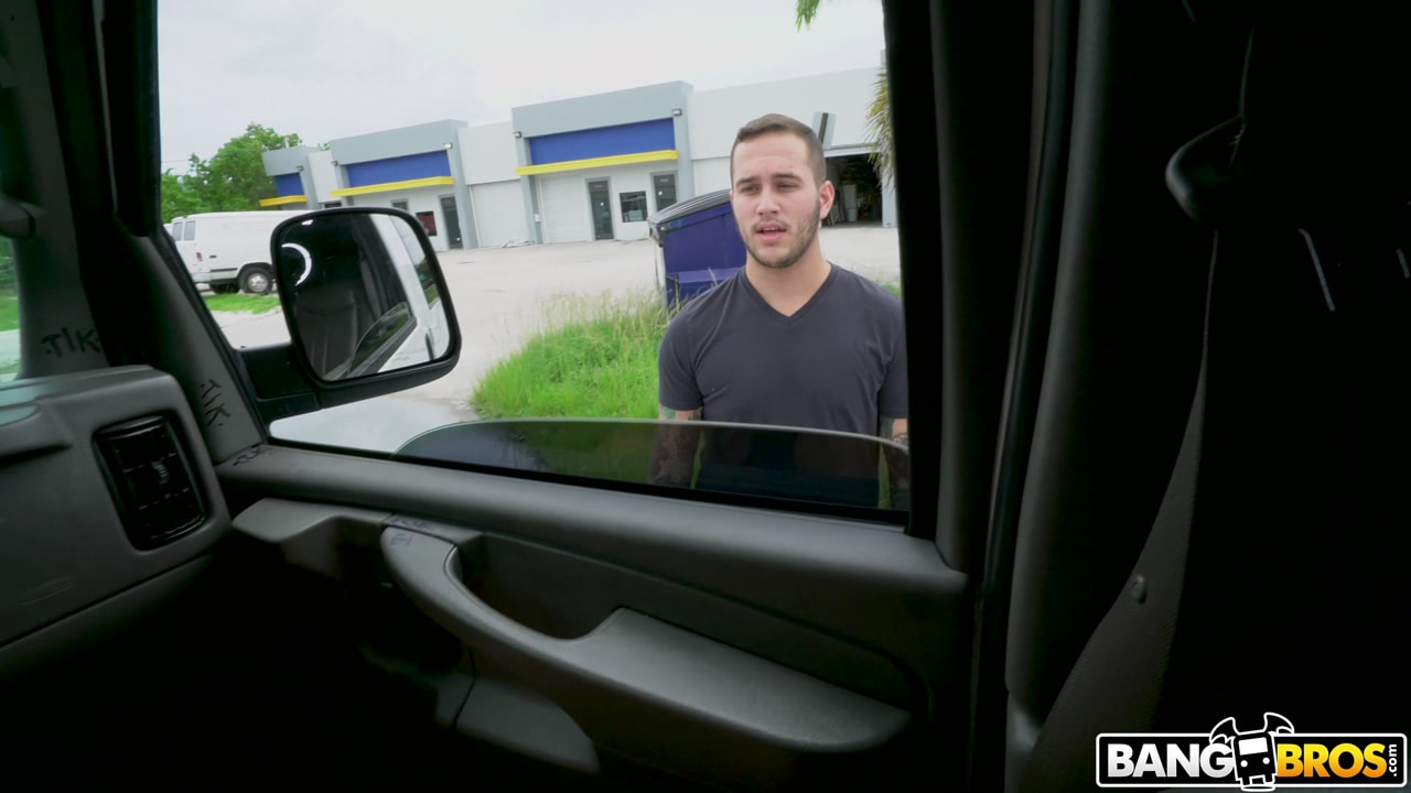 Ariella eyacula en el autobús