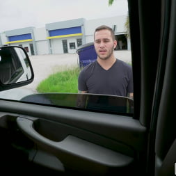 Ariella eyacula en el autobús