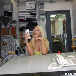 La estrella porno caliente Bridgette B ama los tratamientos faciales.