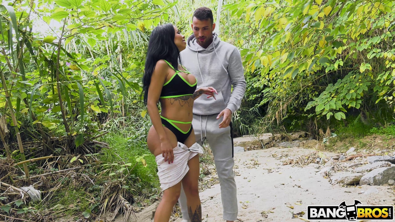 Juicy Ass Canela Does Anal In The Park
