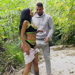 Juicy Ass Canela Does Anal In The Park