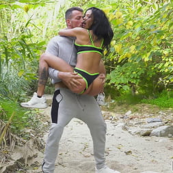 Juicy Ass Canela Does Anal In The Park