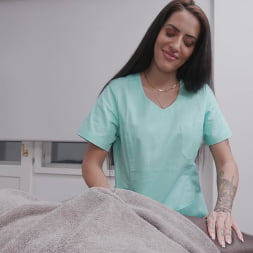 Masaje con aceite de tetas grandes y culo