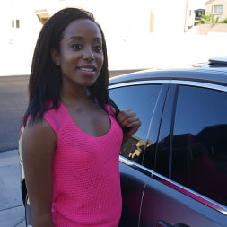 Estudiante cachonda es follada en el coche fuera de la universidad