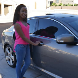 Estudiante cachonda es follada en el coche fuera de la universidad