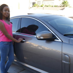Estudiante cachonda es follada en el coche fuera de la universidad
