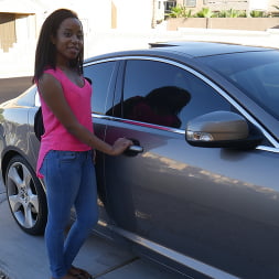Estudiante cachonda es follada en el coche fuera de la universidad