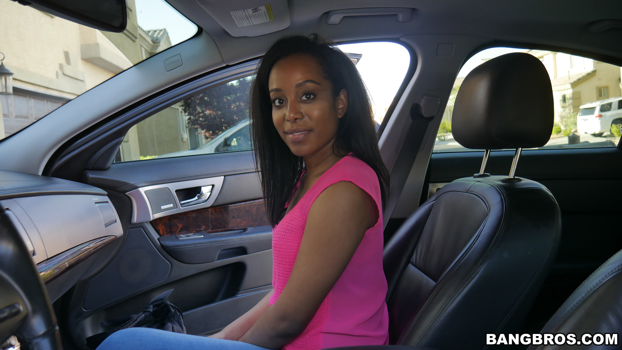 Estudiante cachonda es follada en el coche fuera de la universidad