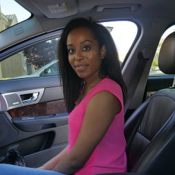 Estudiante cachonda es follada en el coche fuera de la universidad