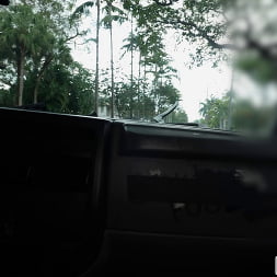 El culo de Essie hace que nieve en el autobús
