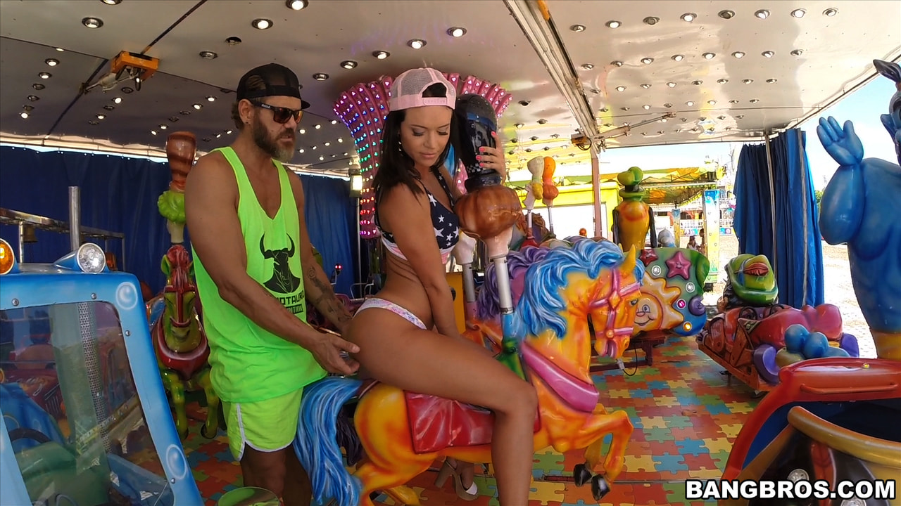 ¡Franceska Jaimes asiste al Carnaval!