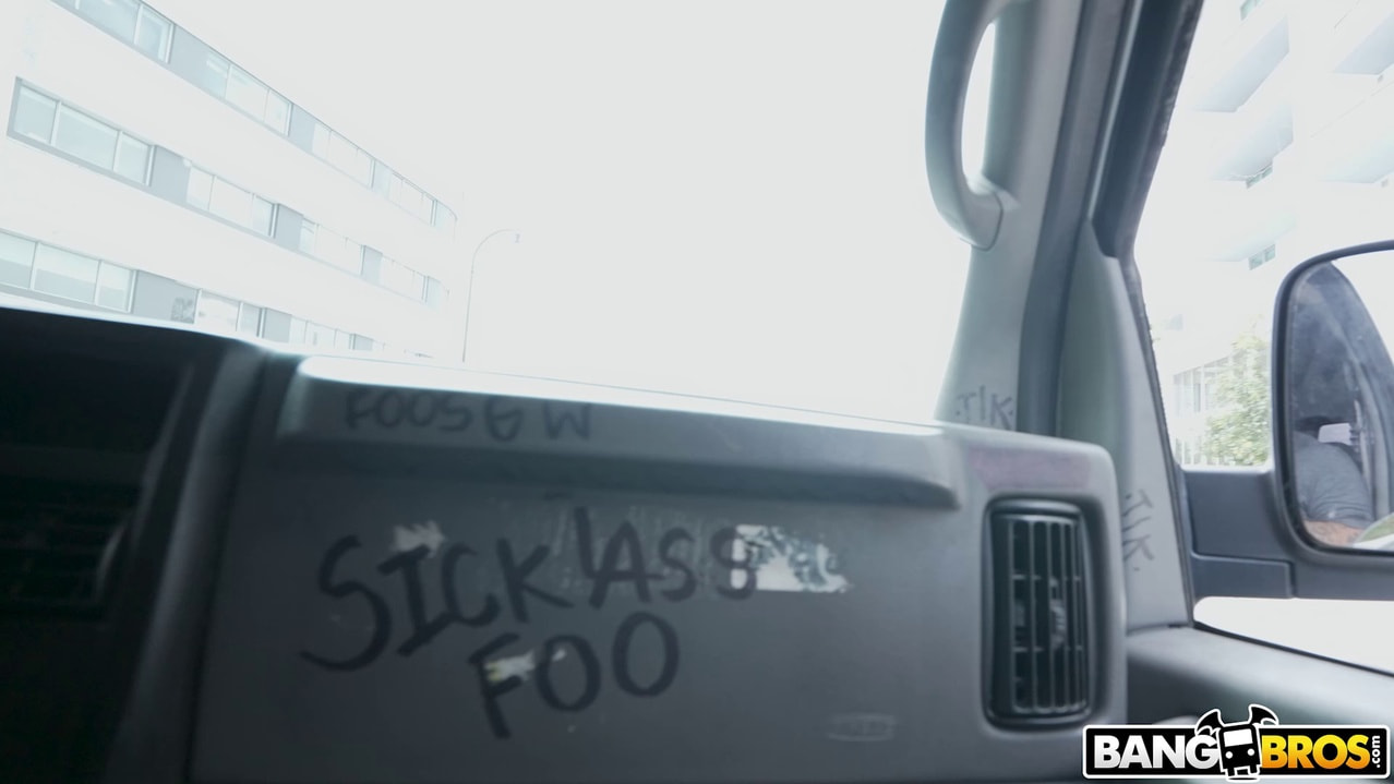 Chica cachonda salta en el autobús