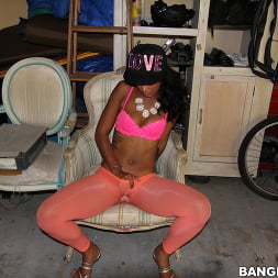 Sexy petite ebony knows to fuck