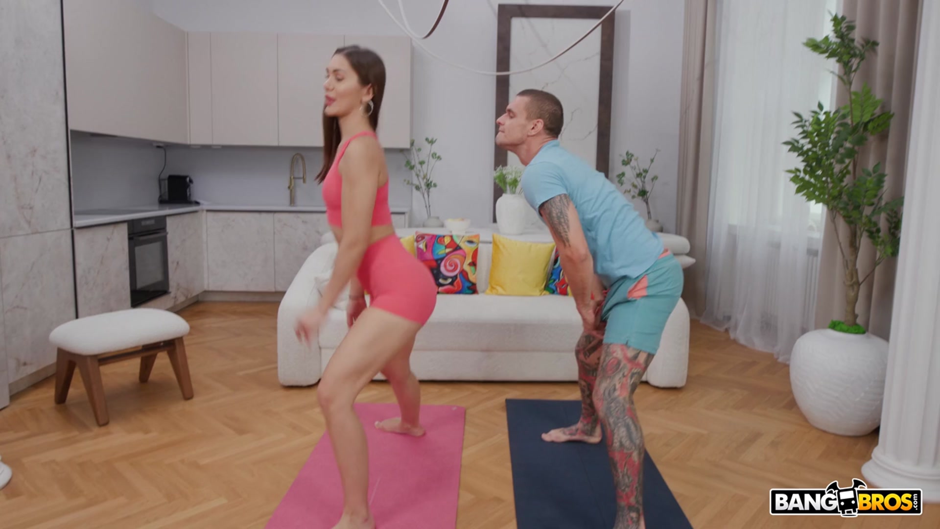 La sesión de yoga se convierte en sesión de sexo