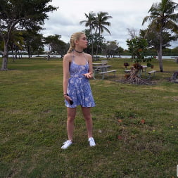 Una bella joven de 19 años se sube al autobús