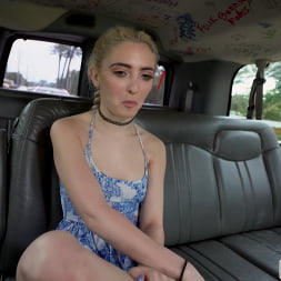 Una bella joven de 19 años se sube al autobús