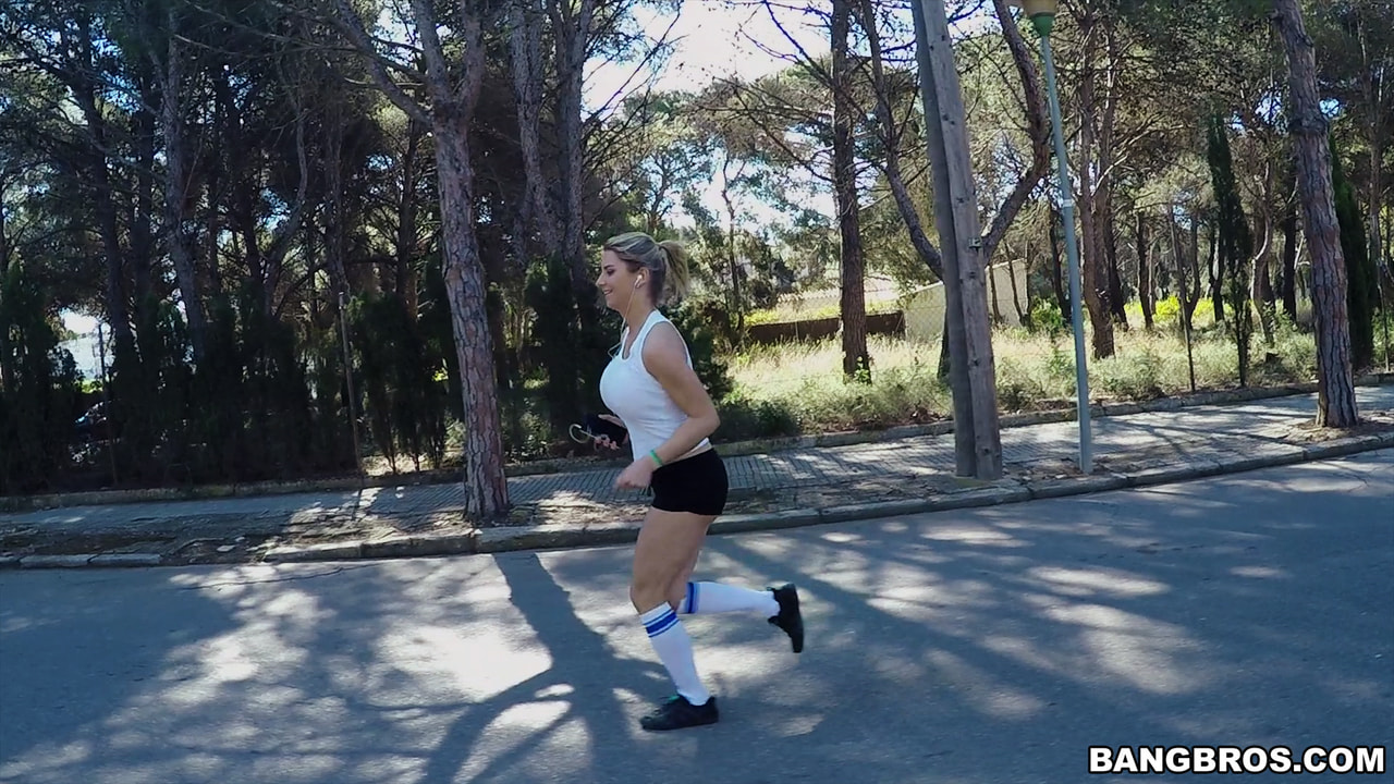 La tetona Katrina sale a correr