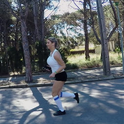La tetona Katrina sale a correr