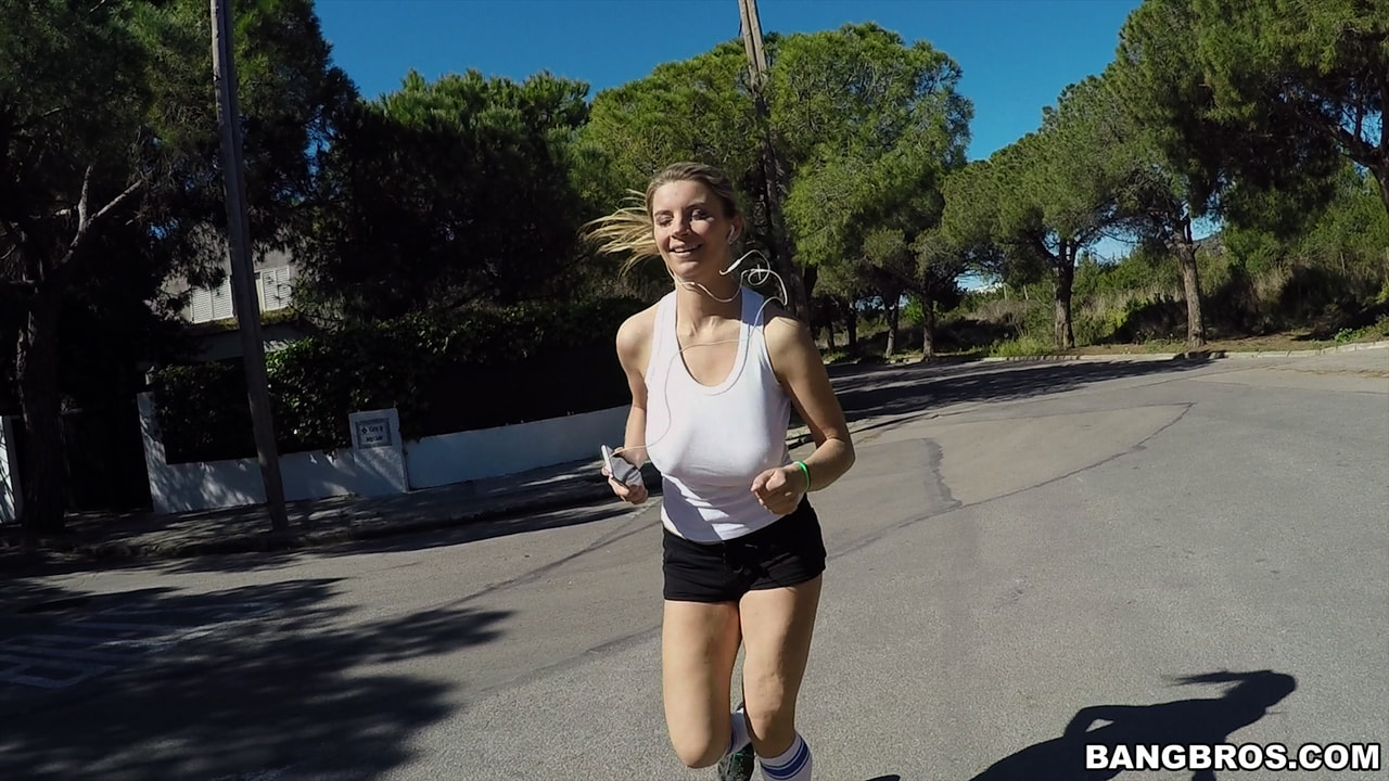 La tetona Katrina sale a correr