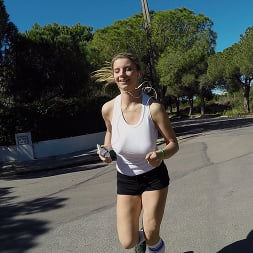 La tetona Katrina sale a correr