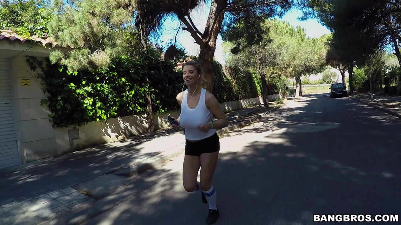 La tetona Katrina sale a correr