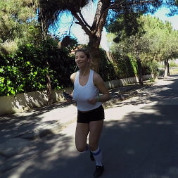 La tetona Katrina sale a correr