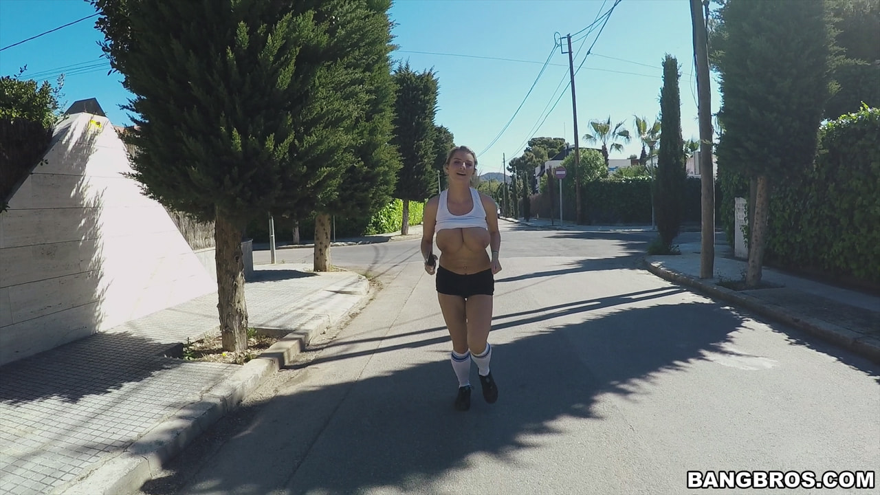 La tetona Katrina sale a correr