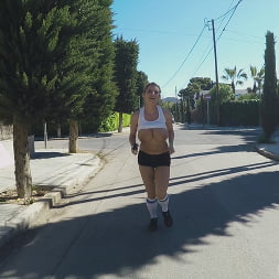 La tetona Katrina sale a correr