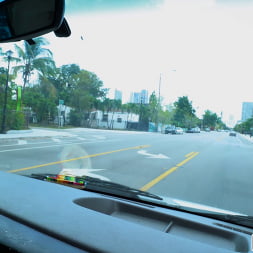 Una linda asiática se sube al autobús