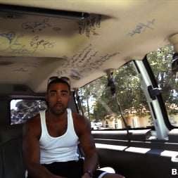 Chica negra del gueto entrega su culo a cambio de dinero en BangBus