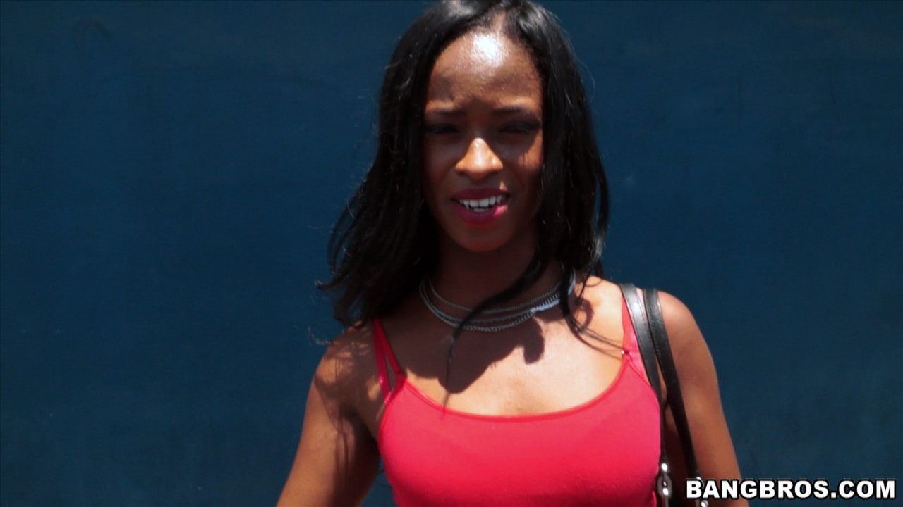 Chica negra del gueto entrega su culo a cambio de dinero en BangBus