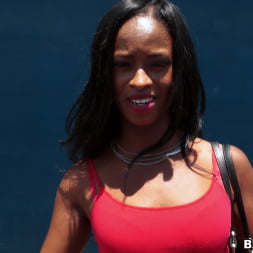Chica negra del gueto entrega su culo a cambio de dinero en BangBus