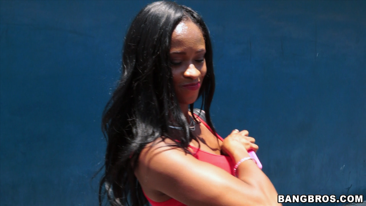 Chica negra del gueto entrega su culo a cambio de dinero en BangBus