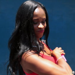 Chica negra del gueto entrega su culo a cambio de dinero en BangBus