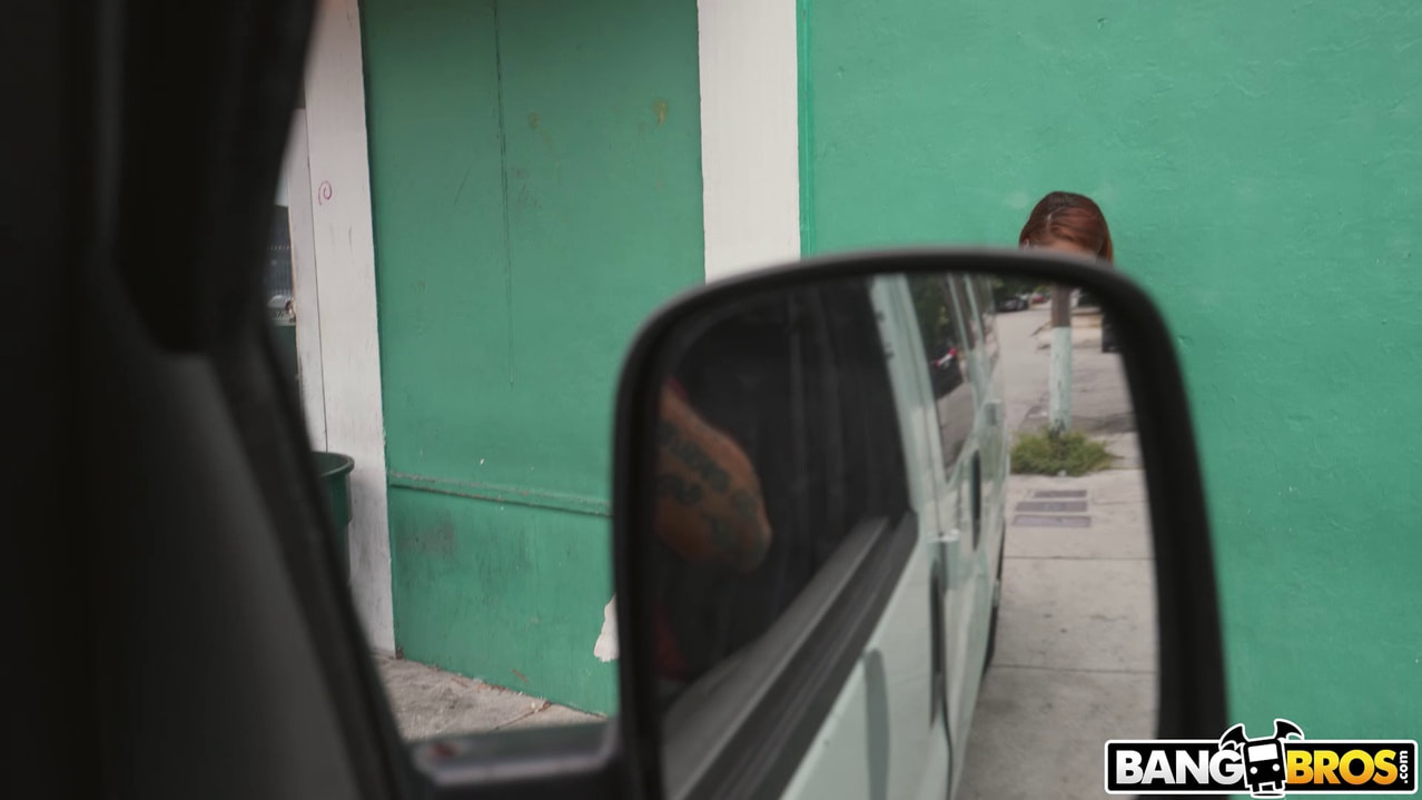 Stripper muestra su culo por dinero