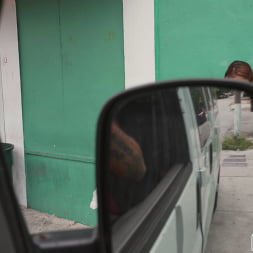 Stripper muestra su culo por dinero