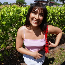 Lalie Fox es follada duro en su caja