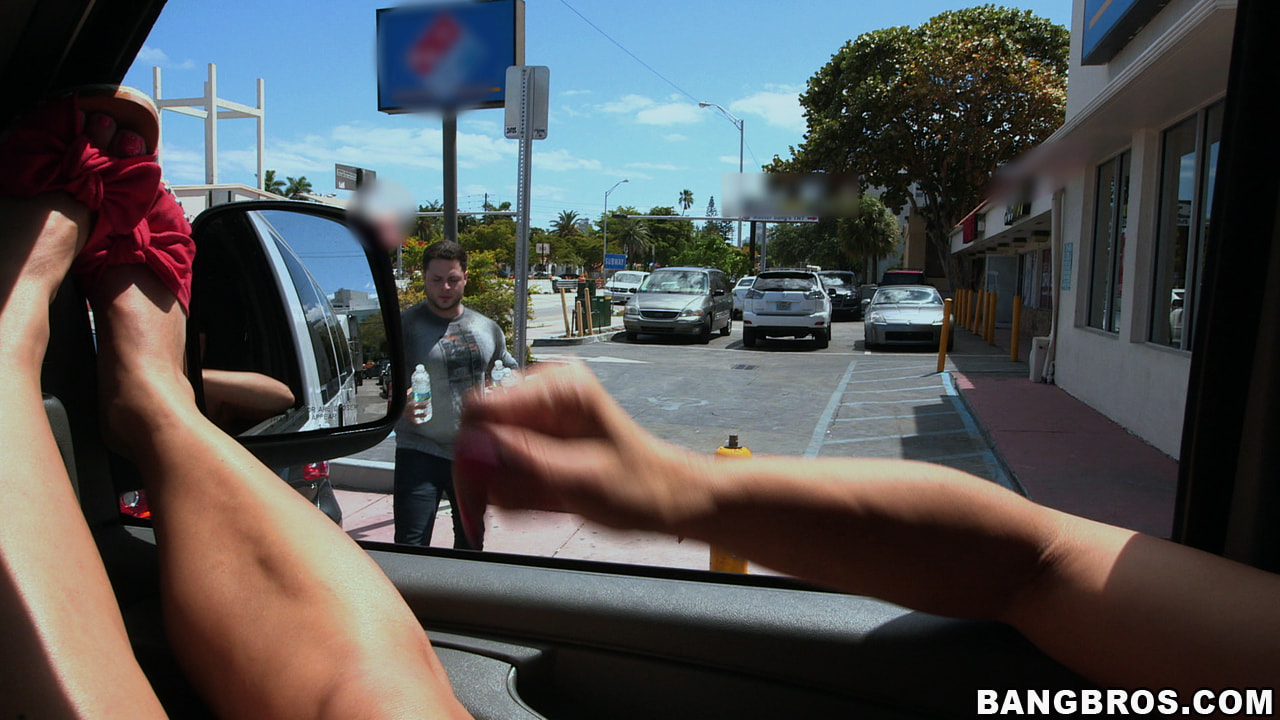 Lisa Ann es una MILF cachonda en BangBus