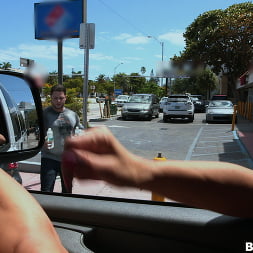 Lisa Ann es una MILF cachonda en BangBus