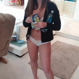 ¡Con las bolas metidas profundamente en el culo de esa chica blanca!