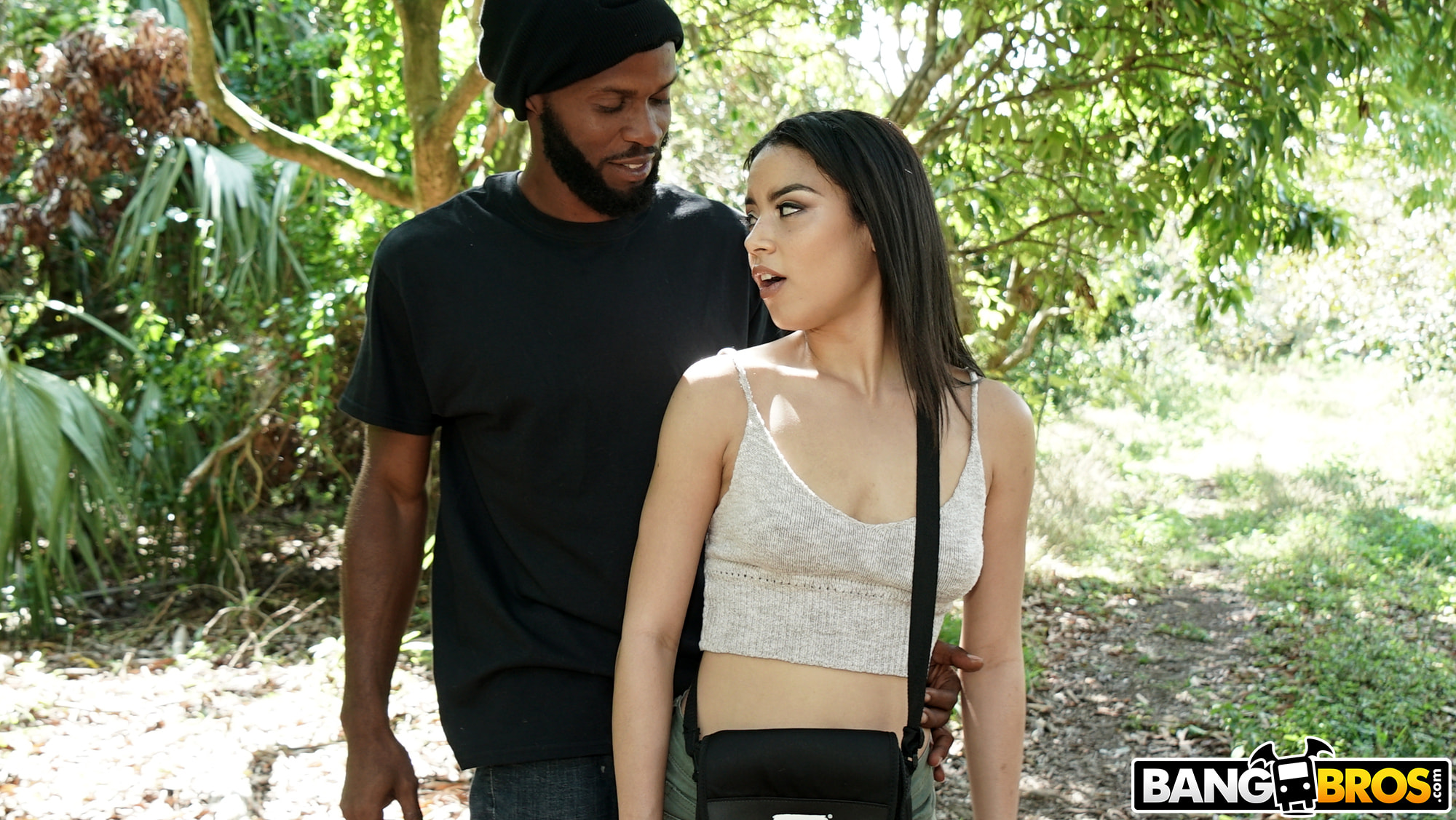 Sexo oculto al aire libre con Maya Bijou