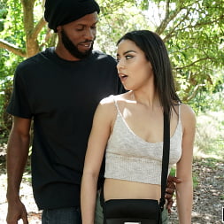 Sexo oculto al aire libre con Maya Bijou