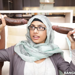 El primer trío con una polla monstruosa de Mia Khalifa