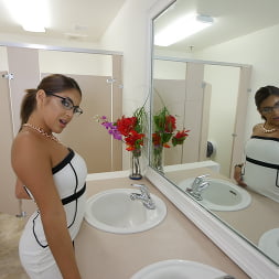 Mia Martinez follada en la oficina y un poco de chorros