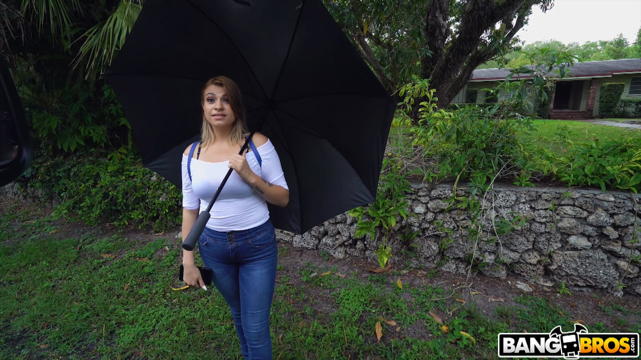 Latina de grandes tetas se sube al autobús