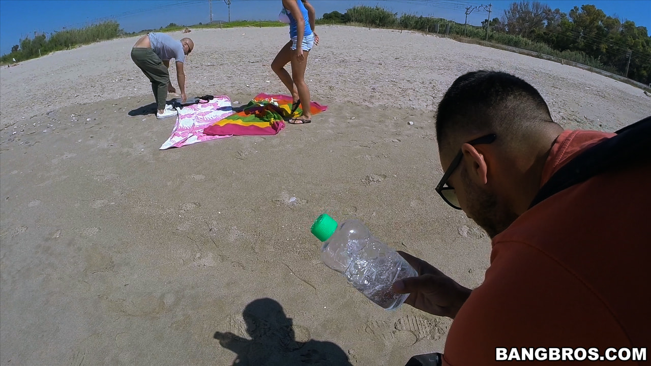 Follando en la playa nudista!