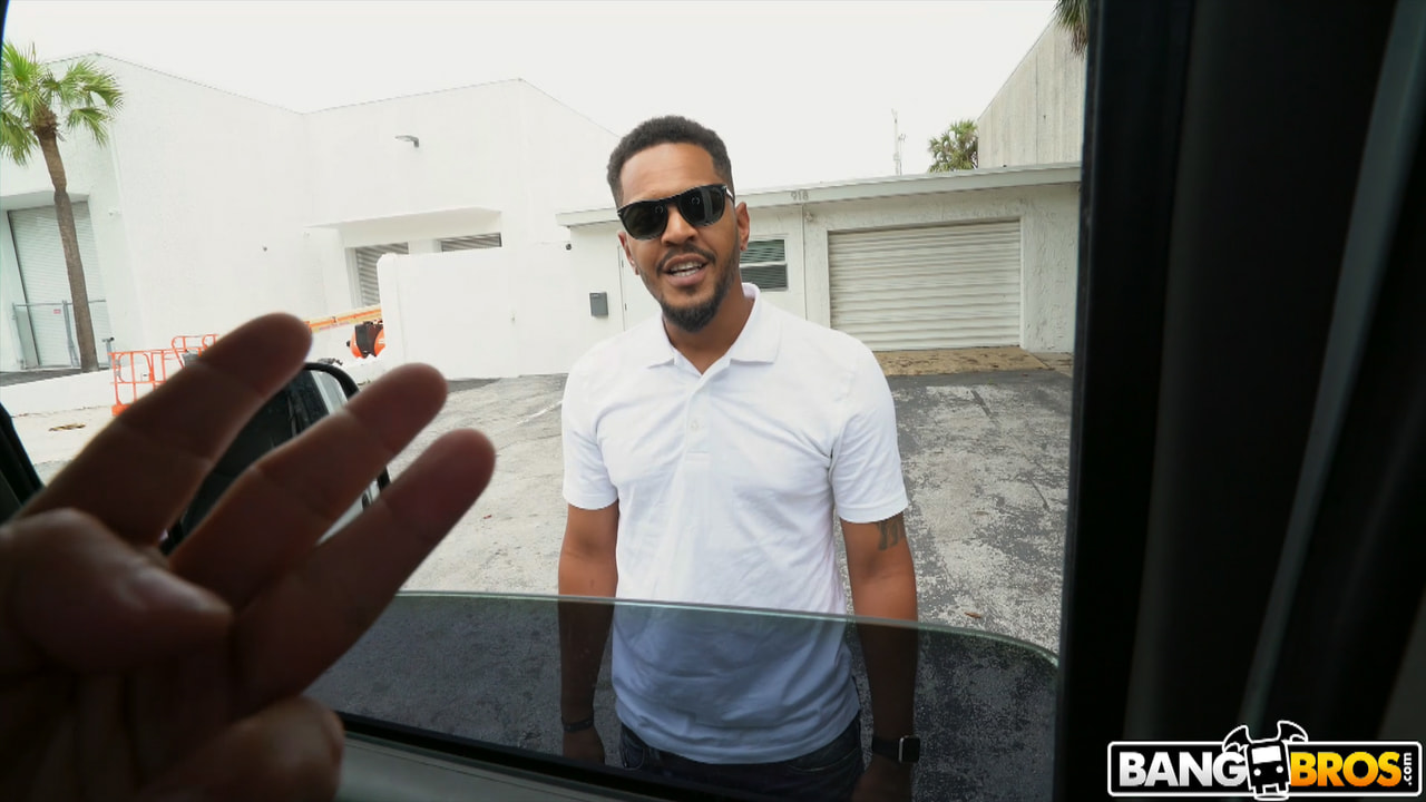 Rose Monroe hace twerking en el autobús